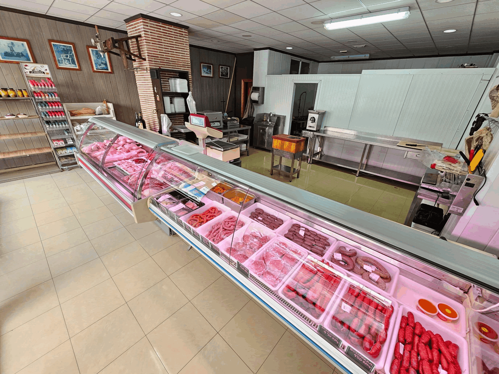 Expositor de Carnicería Marín con productos cárnicos frescos empaquetados en mostrador refrigerado moderno